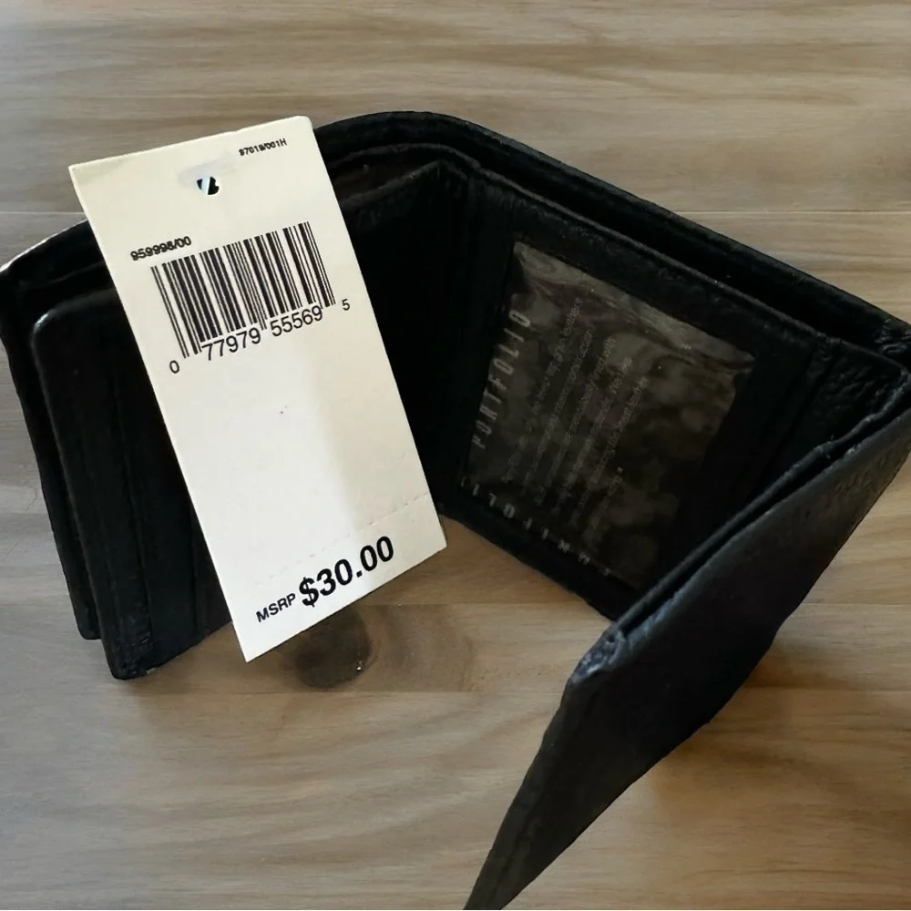 NEW IN BOX. PERRY ELLIS WALLET